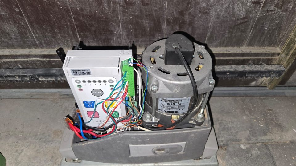Gate automation control unit and motor installation